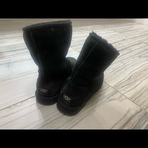 Short black uggs in good condition